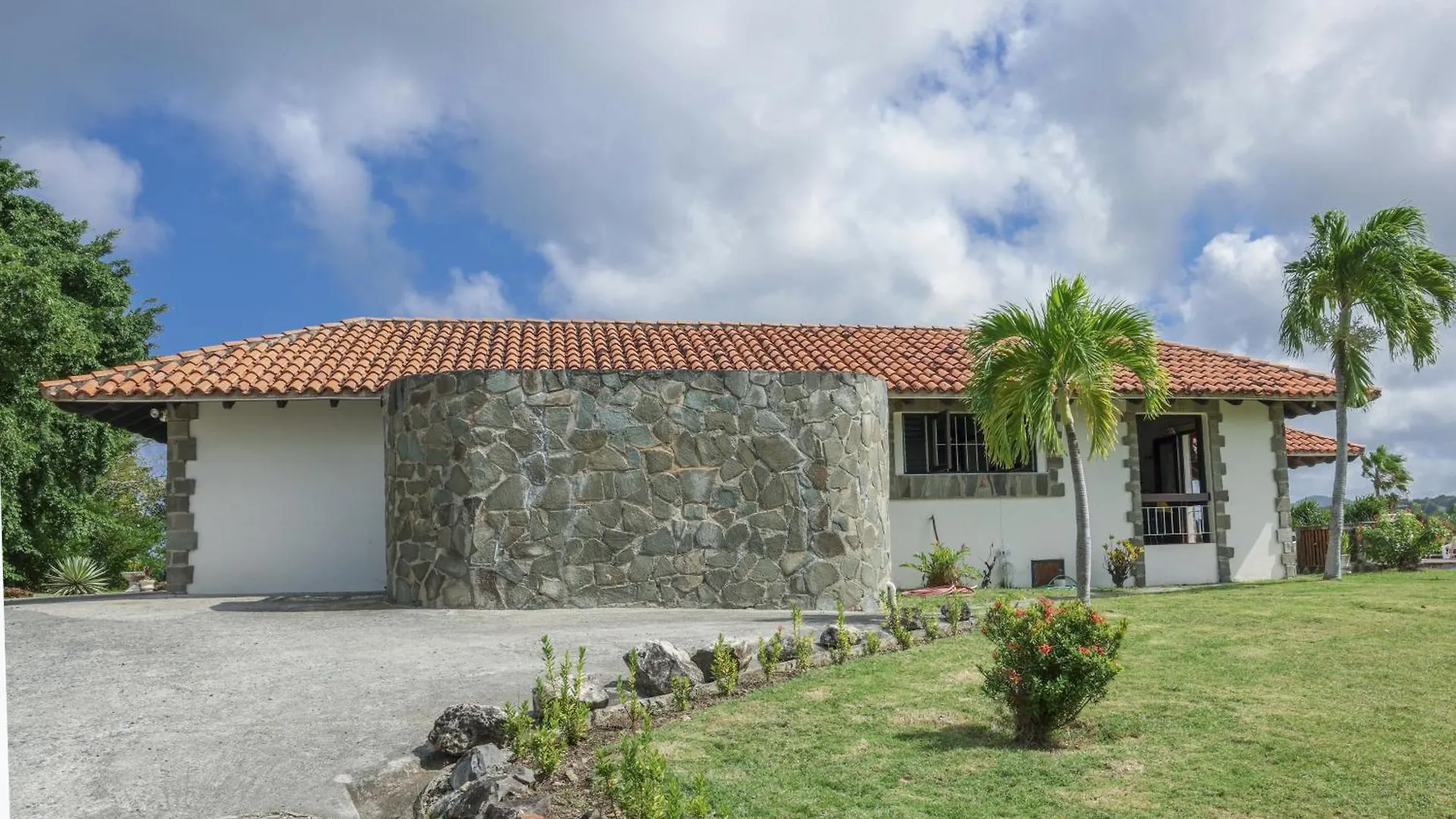 Spanish-Style Ocean View Villa Set In Garden - Calypso Court Villa Cap Estate