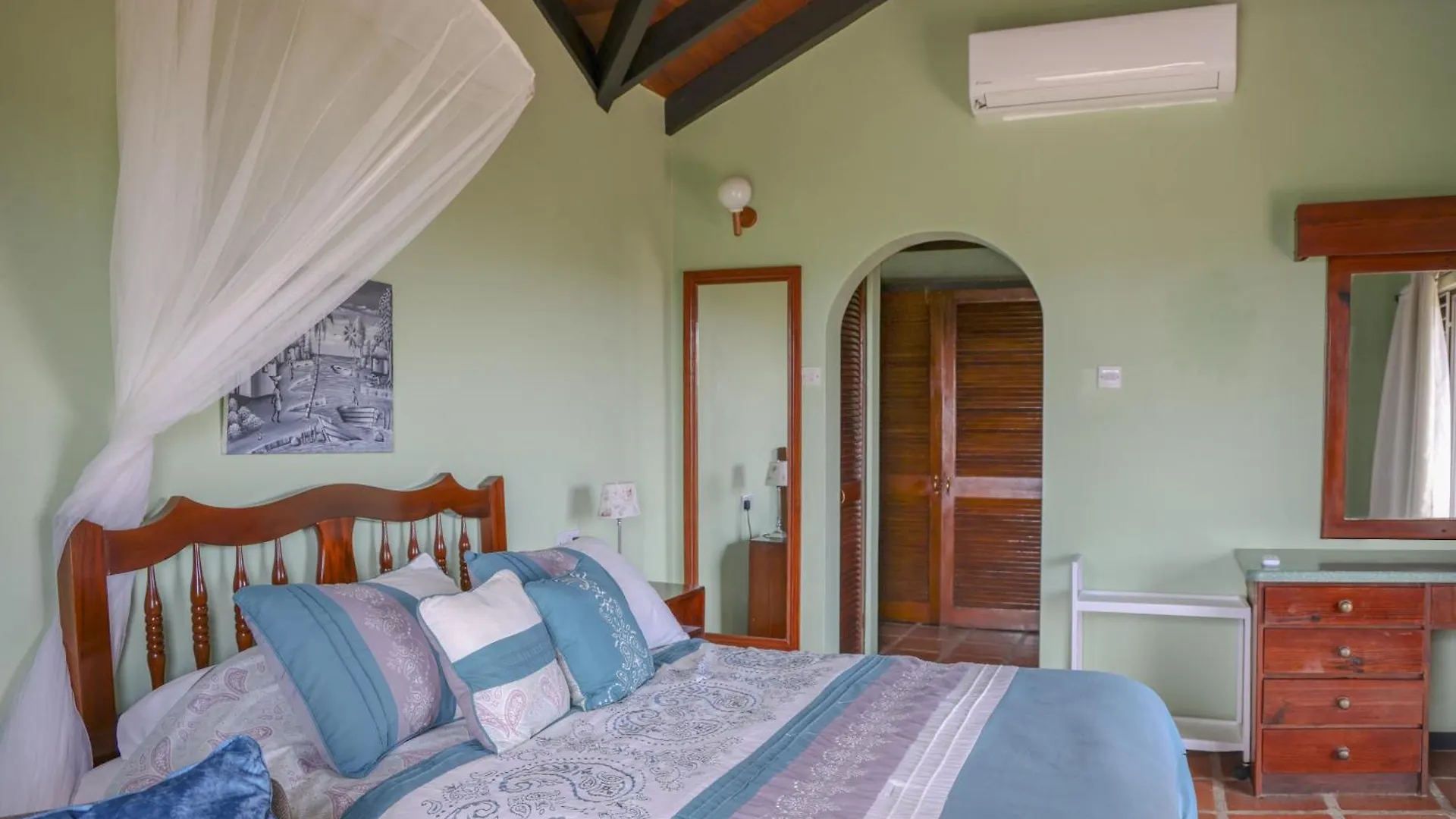 Spanish-Style Ocean View Villa Set In Garden - Calypso Court Villa Cap Estate